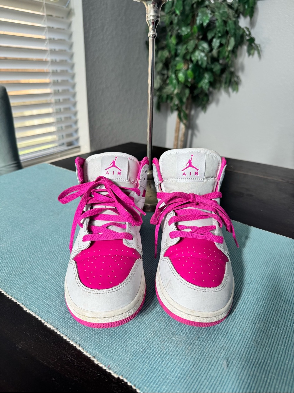 Air Jordan 1 Mid "fire pink" sneakers size 5